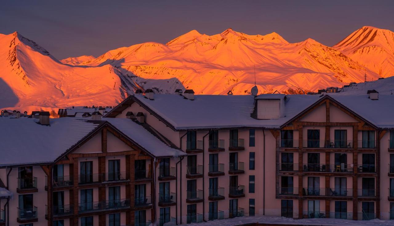 Touch The Mountains, Twins Hotel, New Гудаури Екстериор снимка