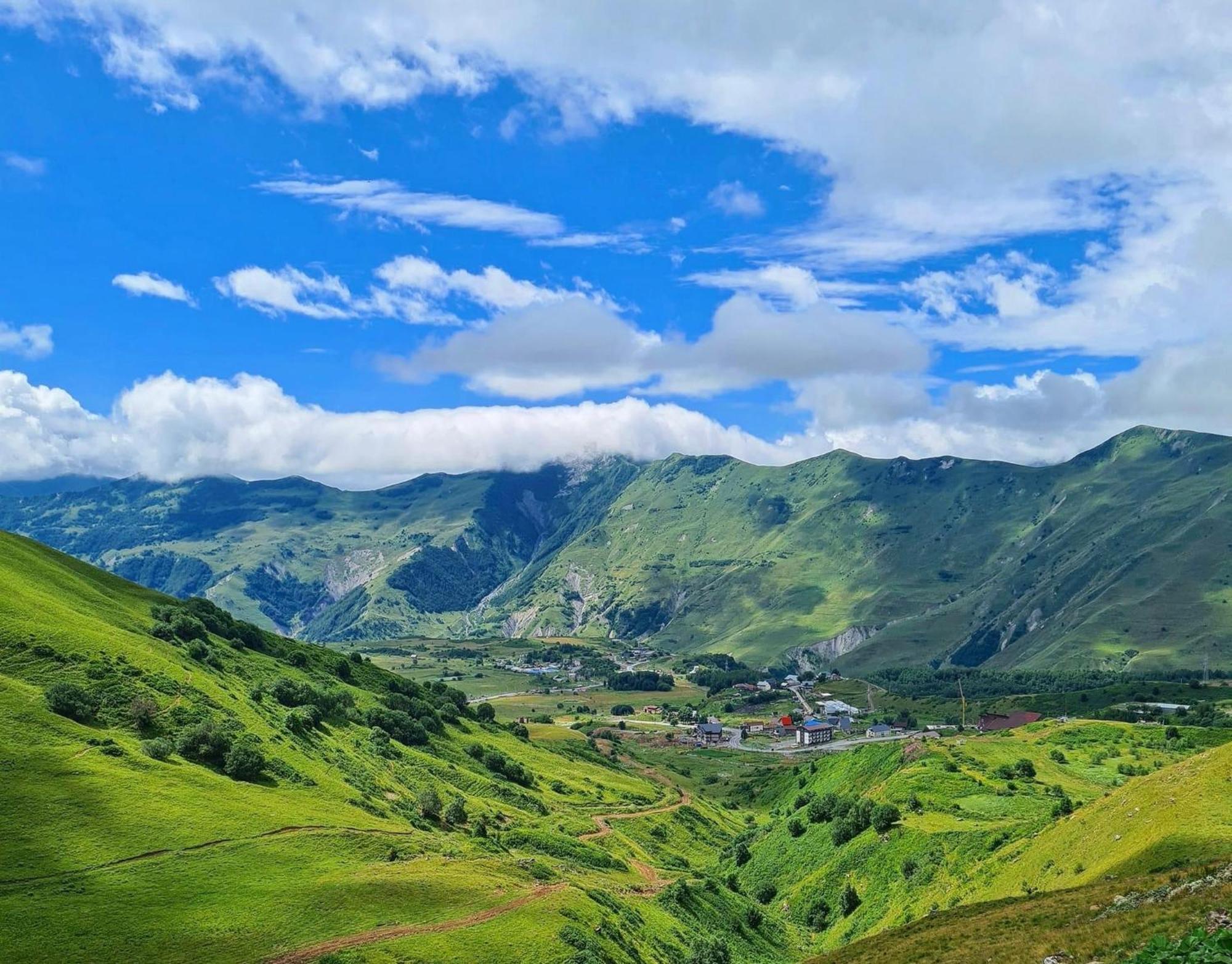 Touch The Mountains, Twins Hotel, New Гудаури Екстериор снимка